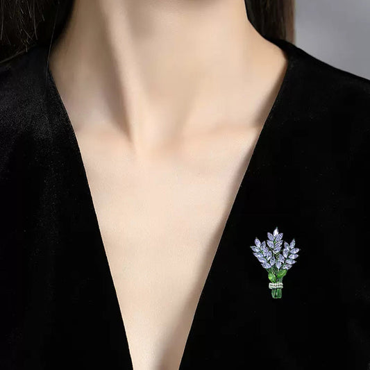 Lavender Crystal Brooch – Elegant Floral Design in Soft Hues