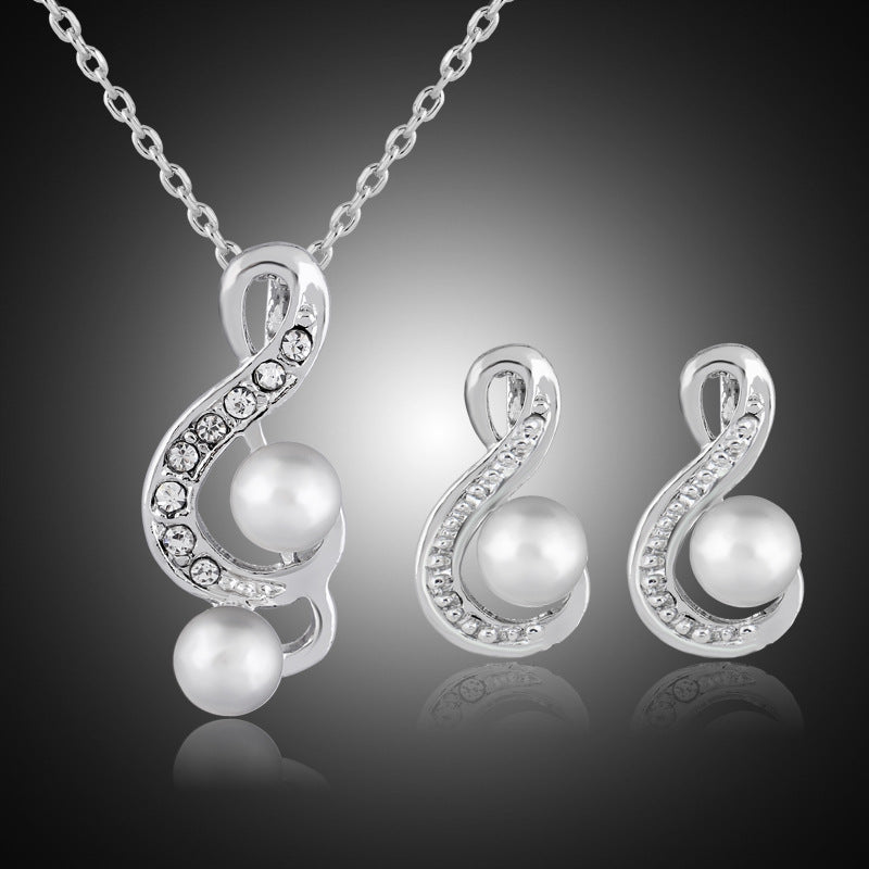 Elegant Bridal Jewelry Set – Silver-Coated Treble Clef Pendant with Imitation Pearls, Includes Matching Earrings.