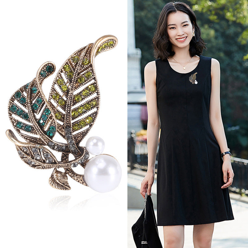 Graceful Rhinestone Pearl Leaf Brooch – Retro Korean Drip Series