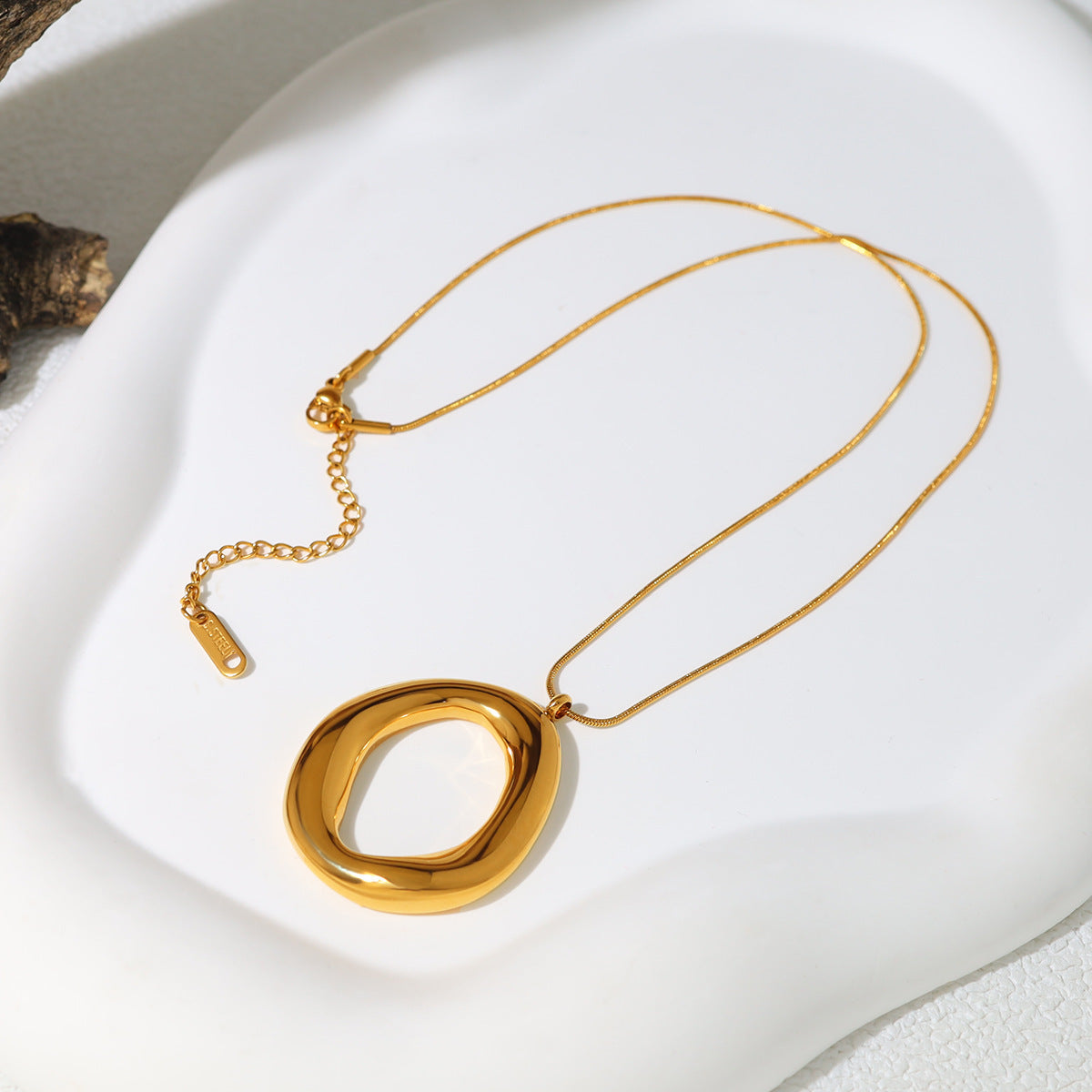 Stainless Steel 18K Gold-Plated O-Type Ring Pendant Necklace – Simple Glossy Jewelry
