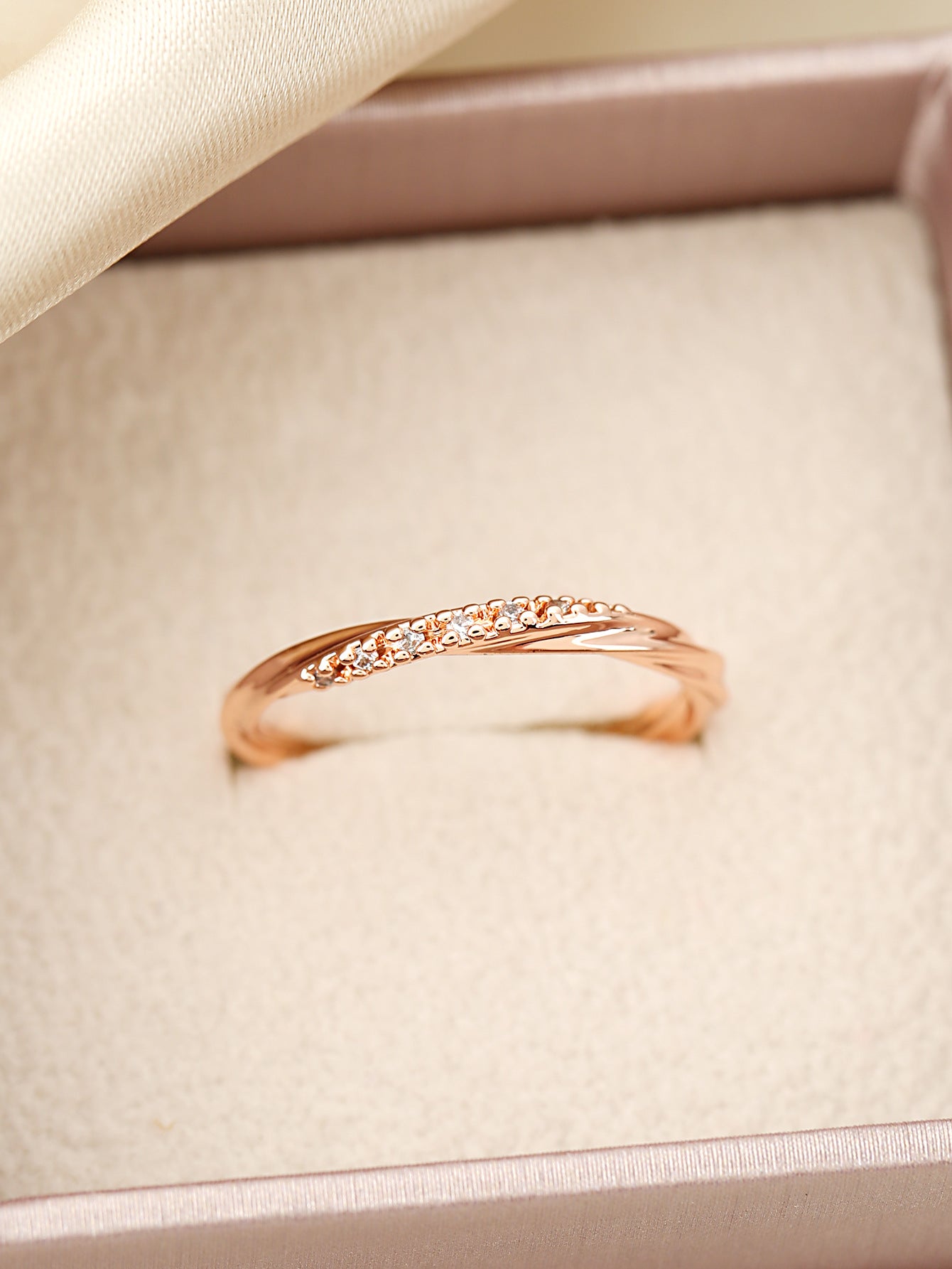 Women's High-Grade Twist Diamond Ring – Unique Personality Jewelry