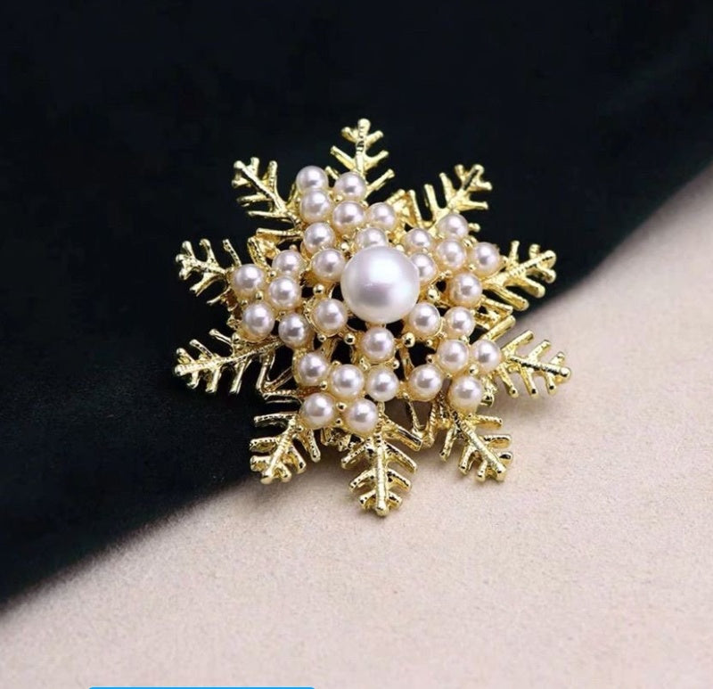 Pearl Snowflake Brooch – Elegant Winter Accent with Vintage Glamour
