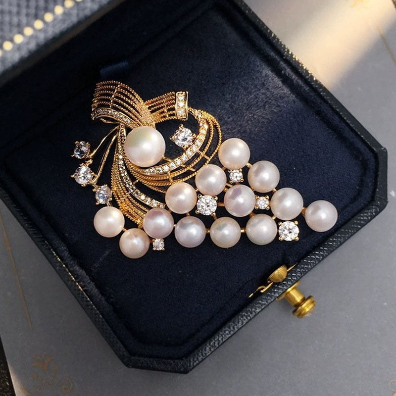 Elegant Pearl Cluster Brooch – Feminine Luxury for Coats and Formalwear