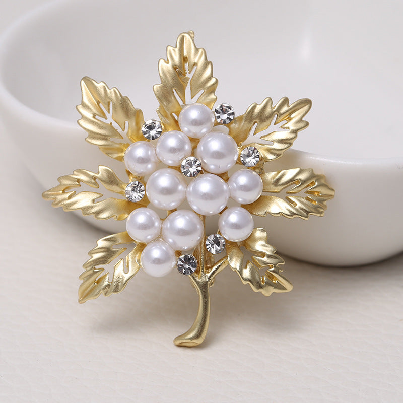 Matte Leaf Pearl Brooch – Retro Korean Style with Rhinestone Accents