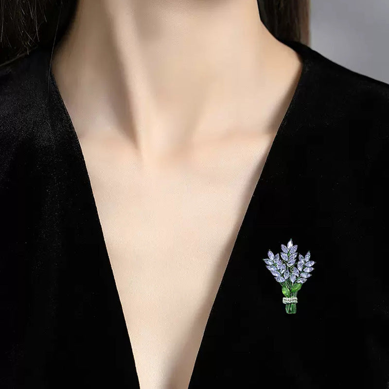 Lavender Crystal Brooch – Elegant Floral Design in Soft Hues