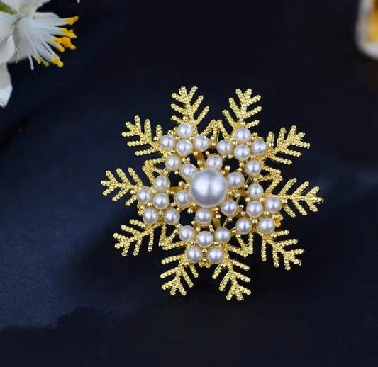 Pearl Snowflake Brooch – Elegant Winter Accent with Vintage Glamour
