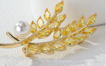 Leaf Pearl Accent Brooch – Graceful Wheat-Inspired Elegance
