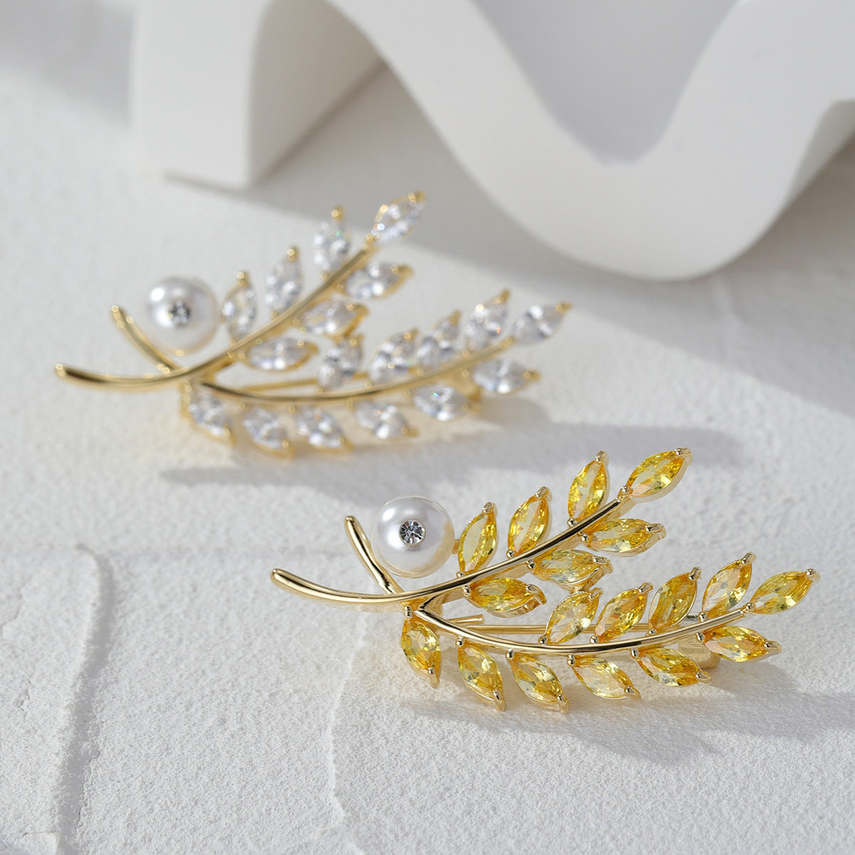Leaf Pearl Accent Brooch – Graceful Wheat-Inspired Elegance