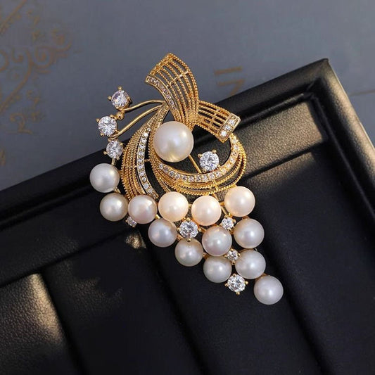 Elegant Pearl Cluster Brooch – Feminine Luxury for Coats and Formalwear