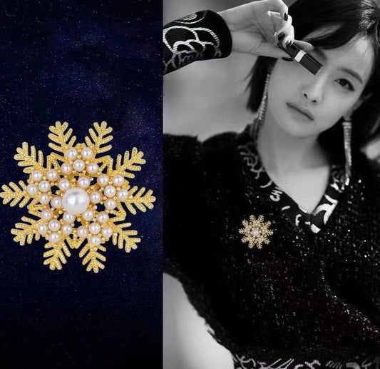 Pearl Snowflake Brooch – Elegant Winter Accent with Vintage Glamour